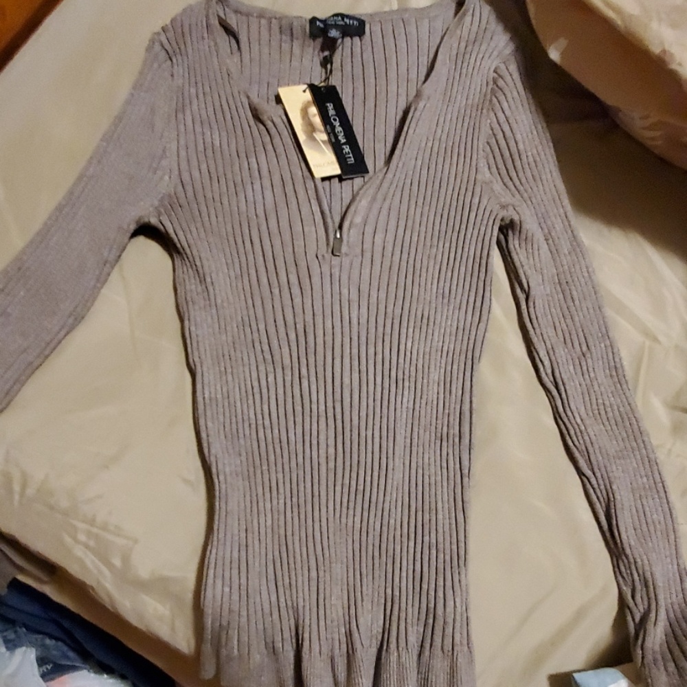 Long sleeve ribbed style sweater with zipper